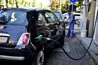 benzina ai minimi dal 2022 gasolio piu caro dopo il rialzo delle accise 2