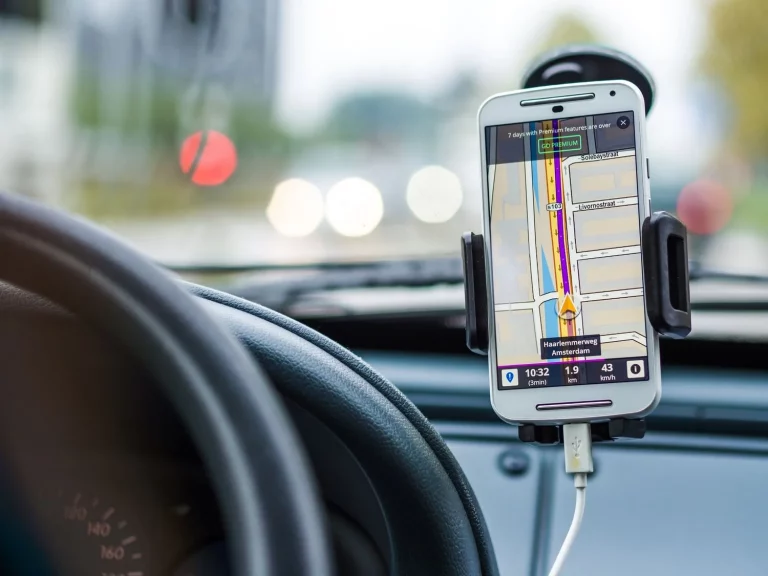 smartphone in car mounted navigation