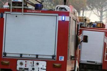 roma incendio in campo nomadi a tor sapienza due feriti 2