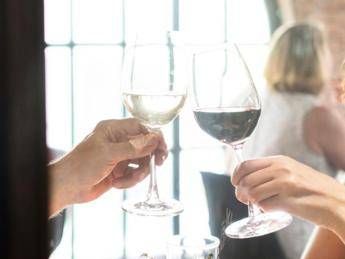 a cena con unaltra donna moglie lo scopre da video spot ristorante e lo lascia 2