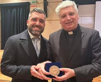 ail padova a don marco brusutti il sigillo della citta per limpegno umanitario 2