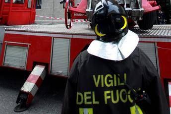 bari incendio in centro logistico fiamme alte fino a 10 metri 2