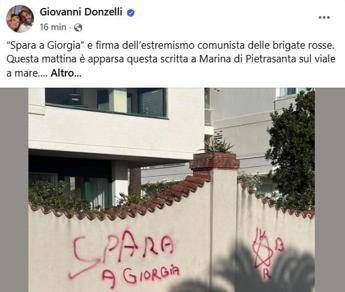 donzelli pubblica foto scritta su muro spara a giorgia a firma br non ci fermeremo 2