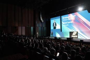 fs nel 2025 18 mld investiti 241 mezzi consegnati e 35 mila treni riportati in orario 2