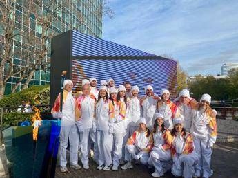 milano cortina emozione a palazzo mattei a roma per passaggio fiamma olimpica 2