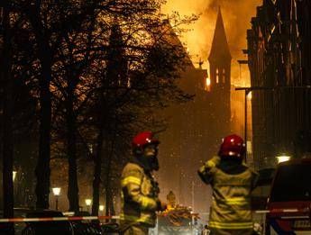 brucia chiesa in centro ad amsterdam crolla il campanile 2