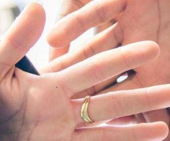 mi sposi la proposta a sorpresa nellufficio di polizia dopo il furto dellanello 2