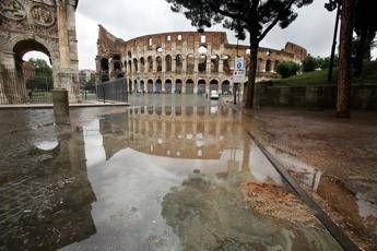 roma crolla albero vicino al colosseo vigili del fuoco sul posto 2